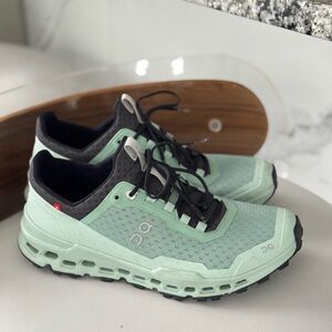 On Cloud  On Running Helion sneakers 9.5